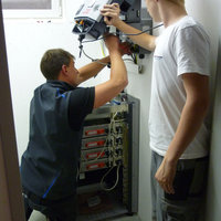 Mitarbeiter beim Installieren eines Stromkastens